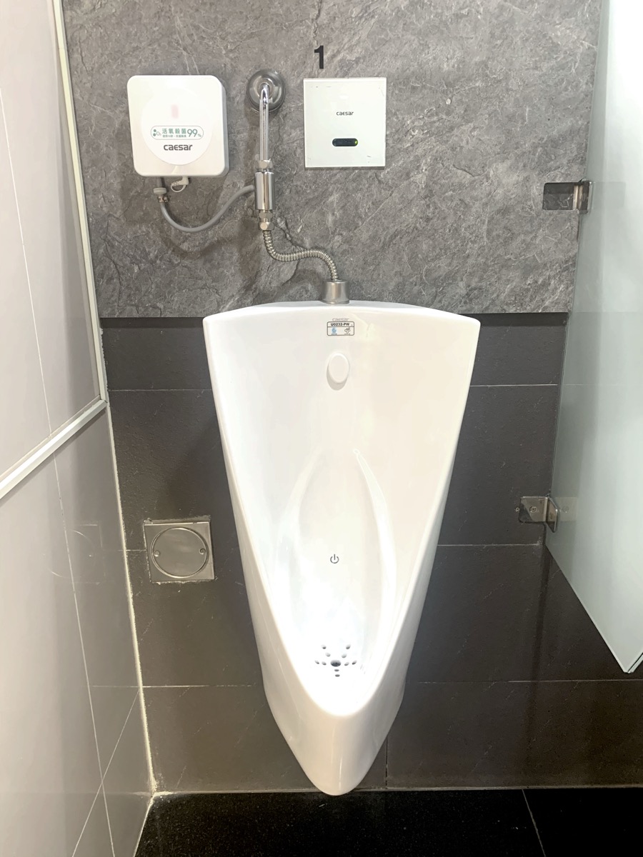 Caesar urinal with ozone-treated flush water — SGS-tested performance